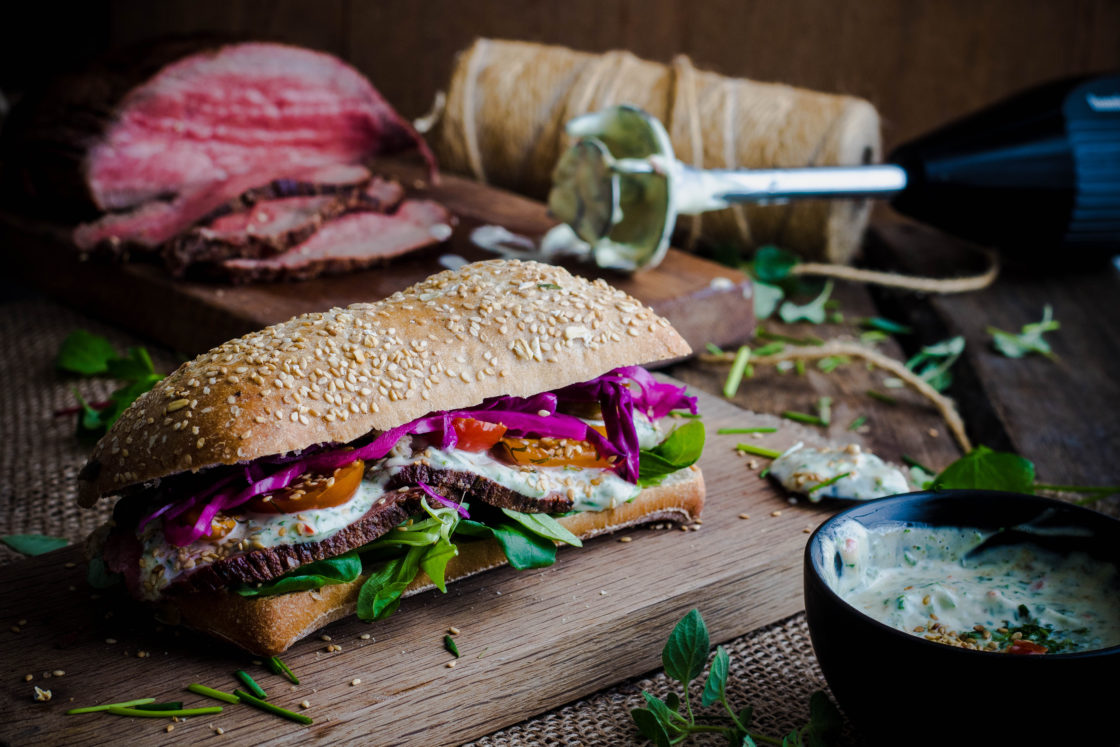 Showoff broodje met roast beef en kruidenmayonaise