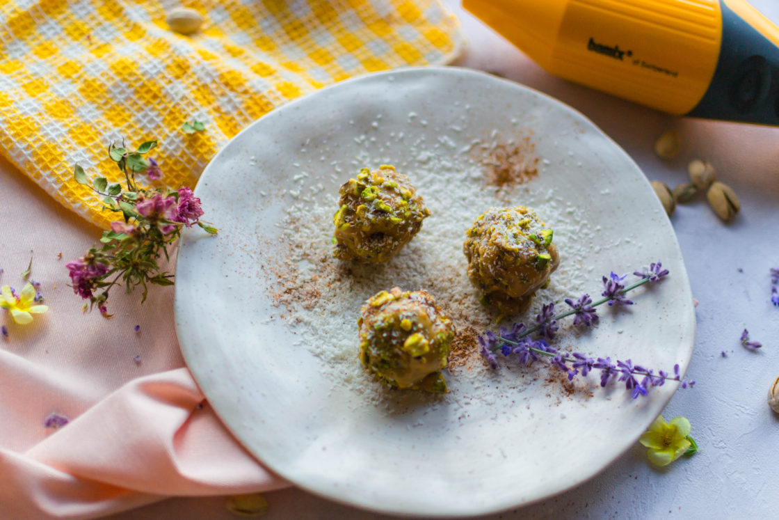 Snackbolletjes met vijgen, havermout, gepofte quinoa, kaneel, pindakaas en pistachenoten.