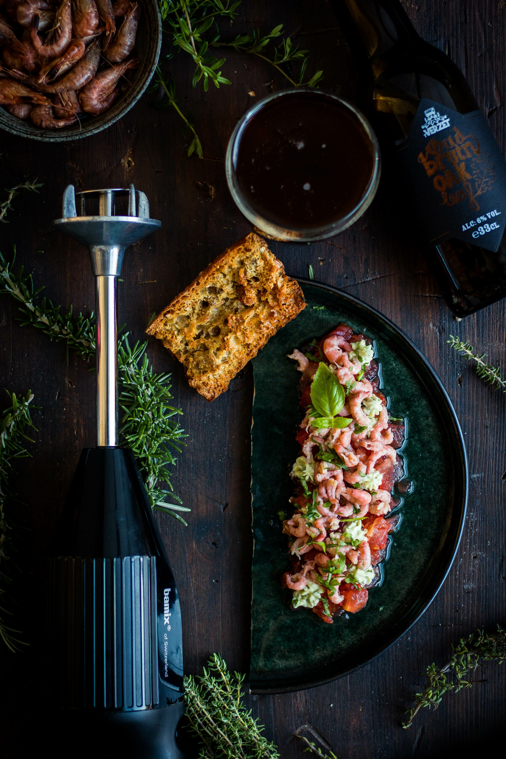 Eigendom van Simon Vanbecelaere - The BBQ Bastard Topshot tomate crevettes met gerookte grijze garnalen verticaal