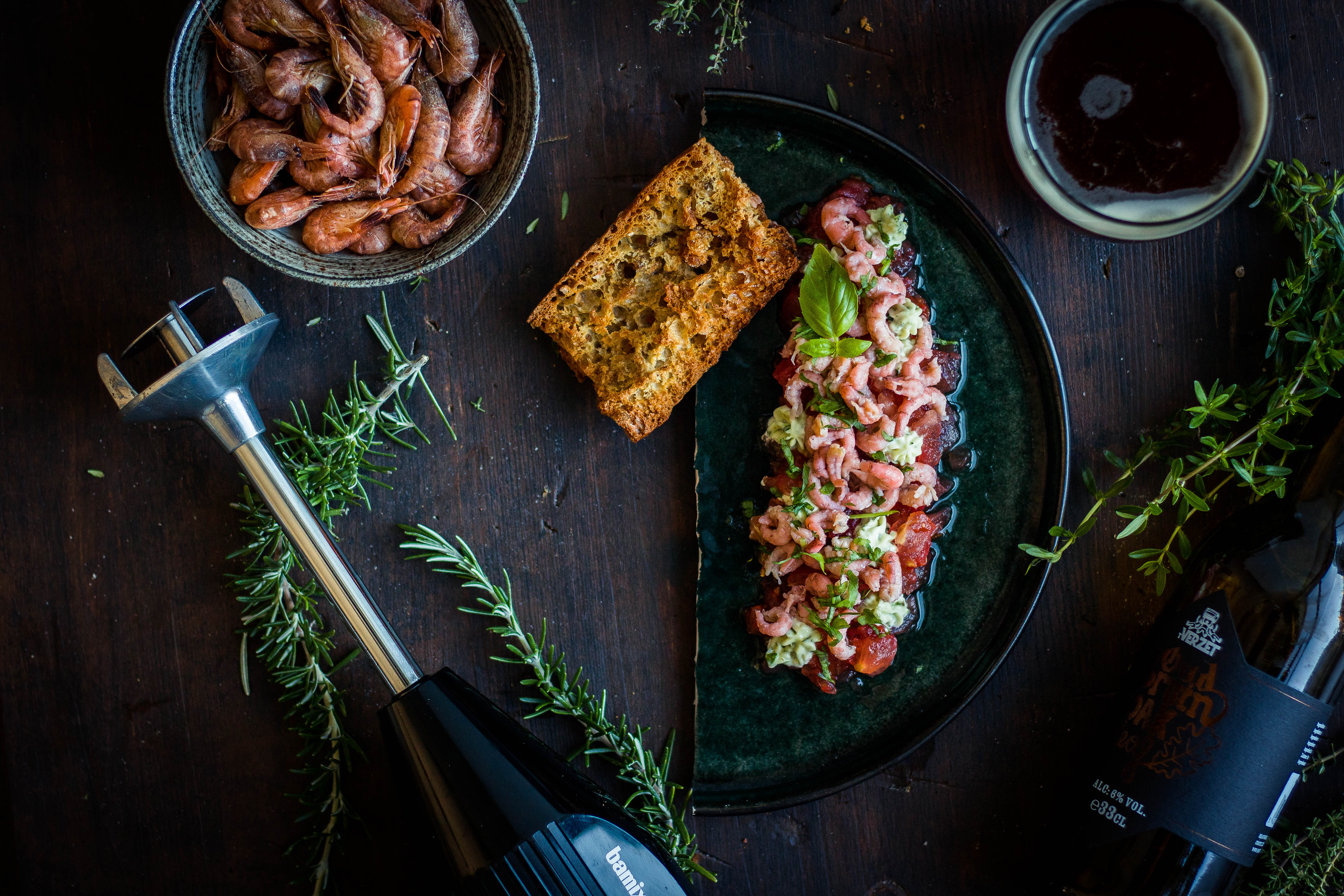 Topshot tomate crevettes met gerookte grijze garnalen horizontaal